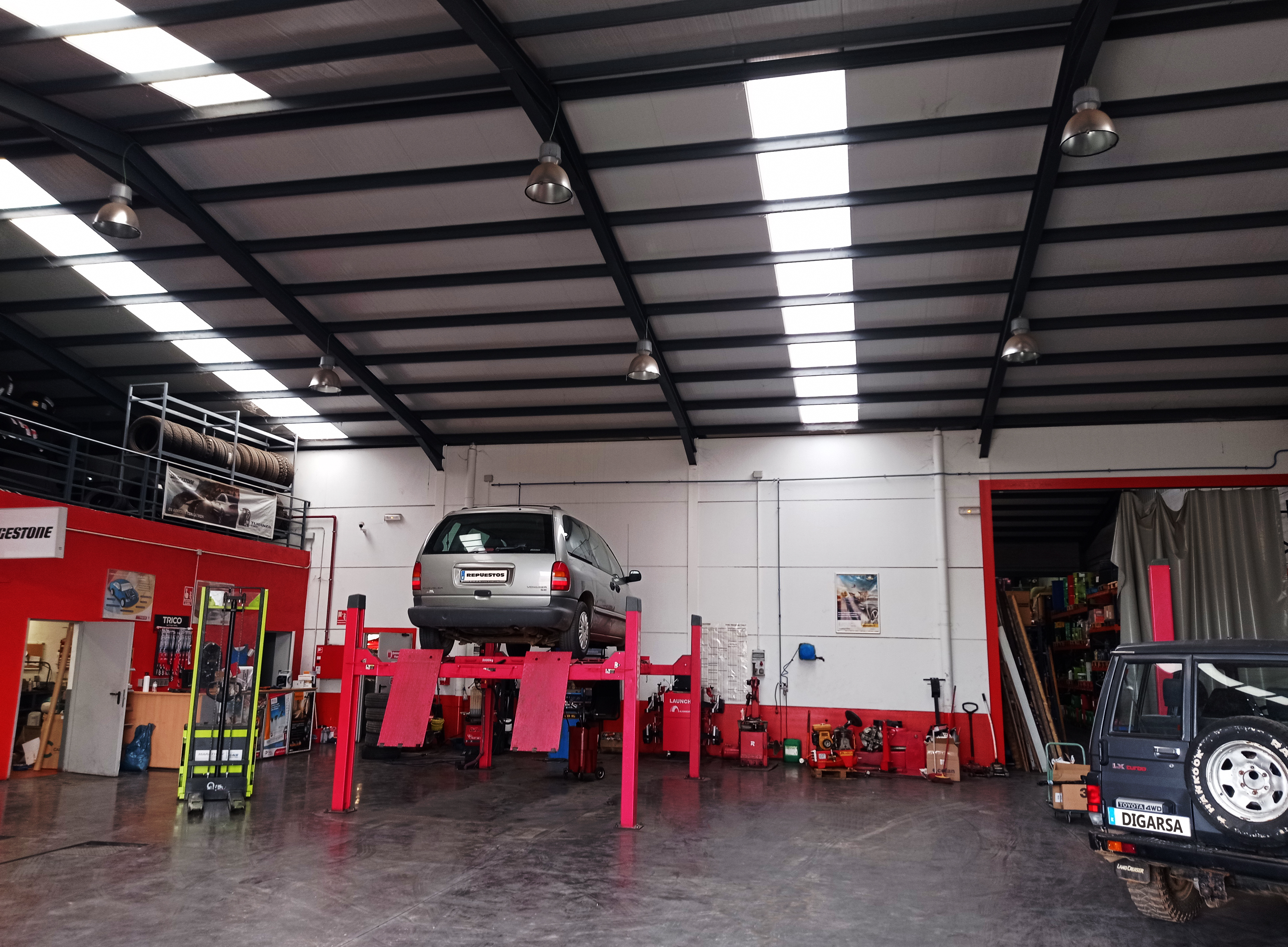Reparación rápida de averías y reposición de suministros para su vehiculo 